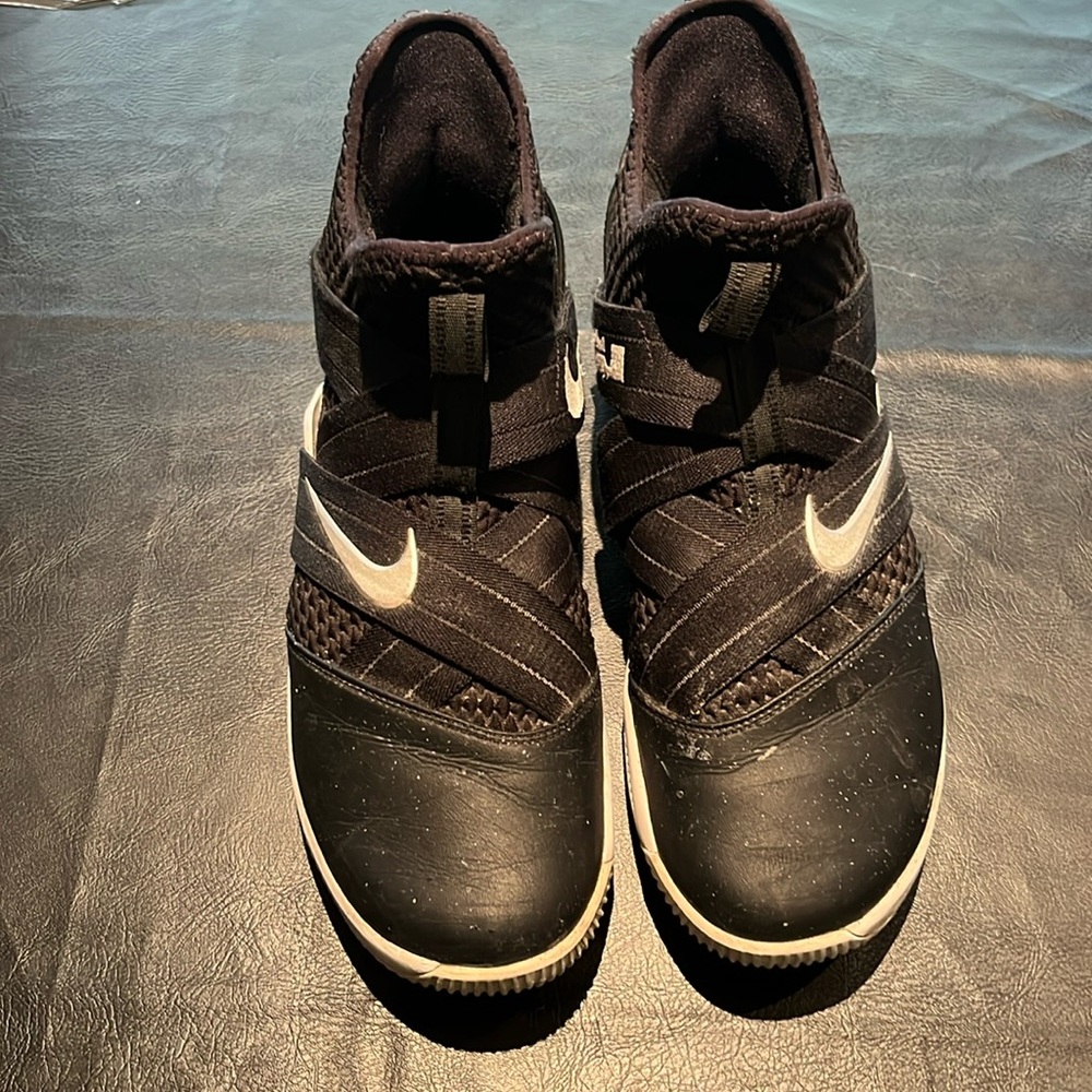 Men’s Nike LeBron James basketball sneakers size 11.5US used.